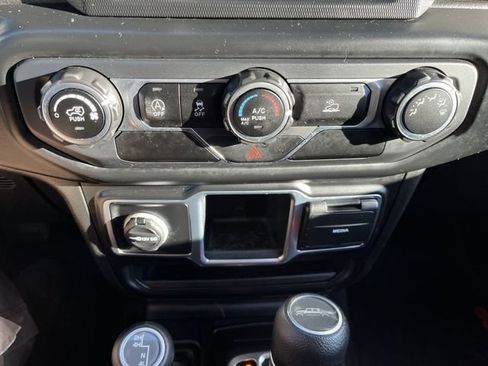 Used 2020 Jeep Gladiator Sport image 18