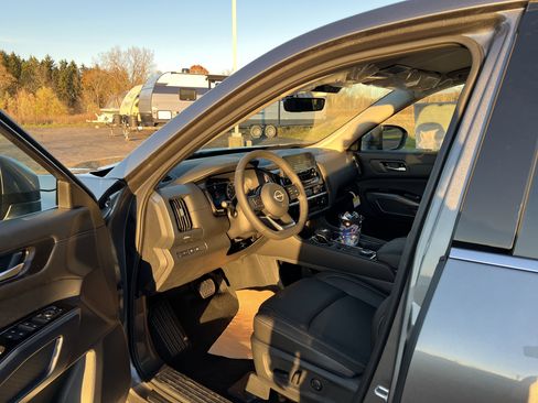 New 2025 Nissan Pathfinder SL image 3