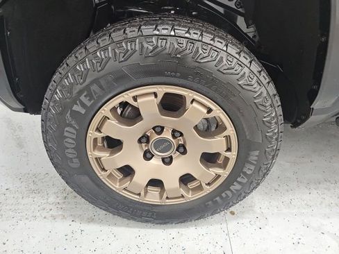 Used 2025 Toyota Tacoma TRD Sport image 9