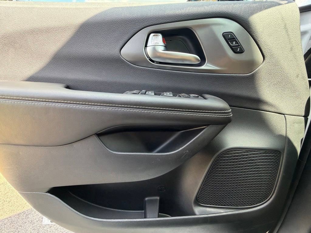 New 2026 Chrysler Pacifica Select FWD image 26