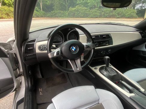 Used 2005 BMW Z4 2.5i RWD image 12