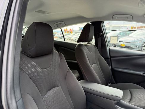 Used 2022 Toyota Prius LE image 20