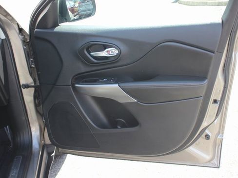 Used 2021 Jeep Cherokee Limited image 29