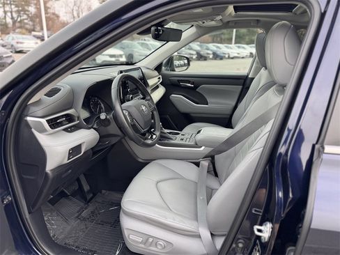 Used 2020 Toyota Highlander XLE image 11