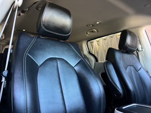 Used 2024 Chrysler Pacifica Limited FWD image 19