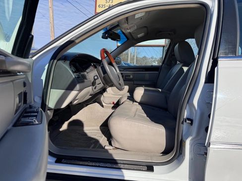 Used 2011 Lincoln Town Car Signature Limited image 11