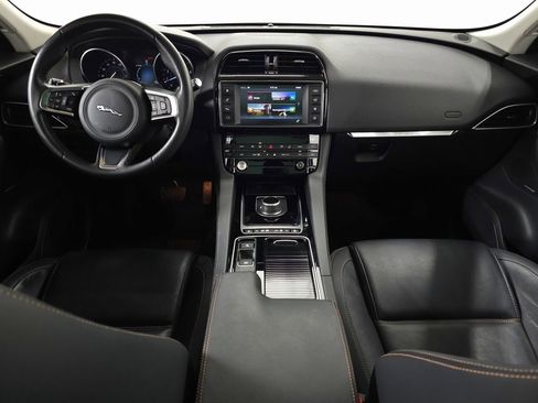 Used 2018 Jaguar F-PACE Prestige image 12