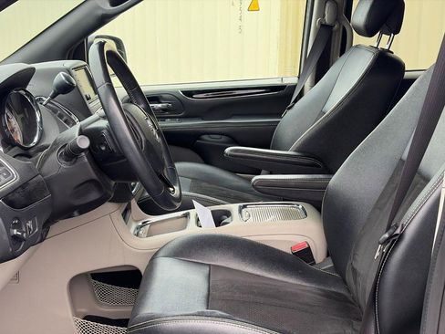 Used 2019 Dodge Grand Caravan SXT FWD image 4