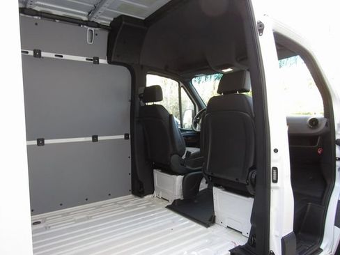 Used 2025 Mercedes-Benz Sprinter 2500 image 16