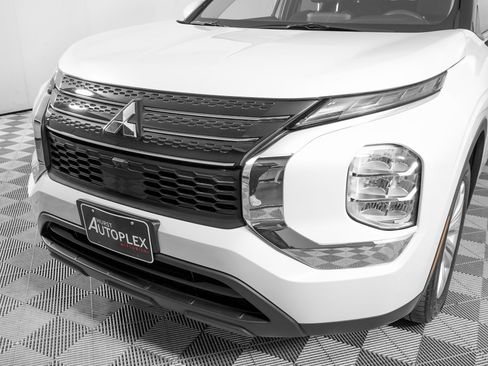 Used 2023 Mitsubishi Outlander ES image 26