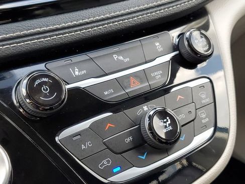 Used 2024 Chrysler Pacifica Limited FWD image 23