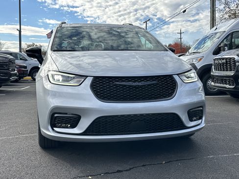 New 2026 Chrysler Pacifica Limited w/ Uconnect Theater Family Group image 22