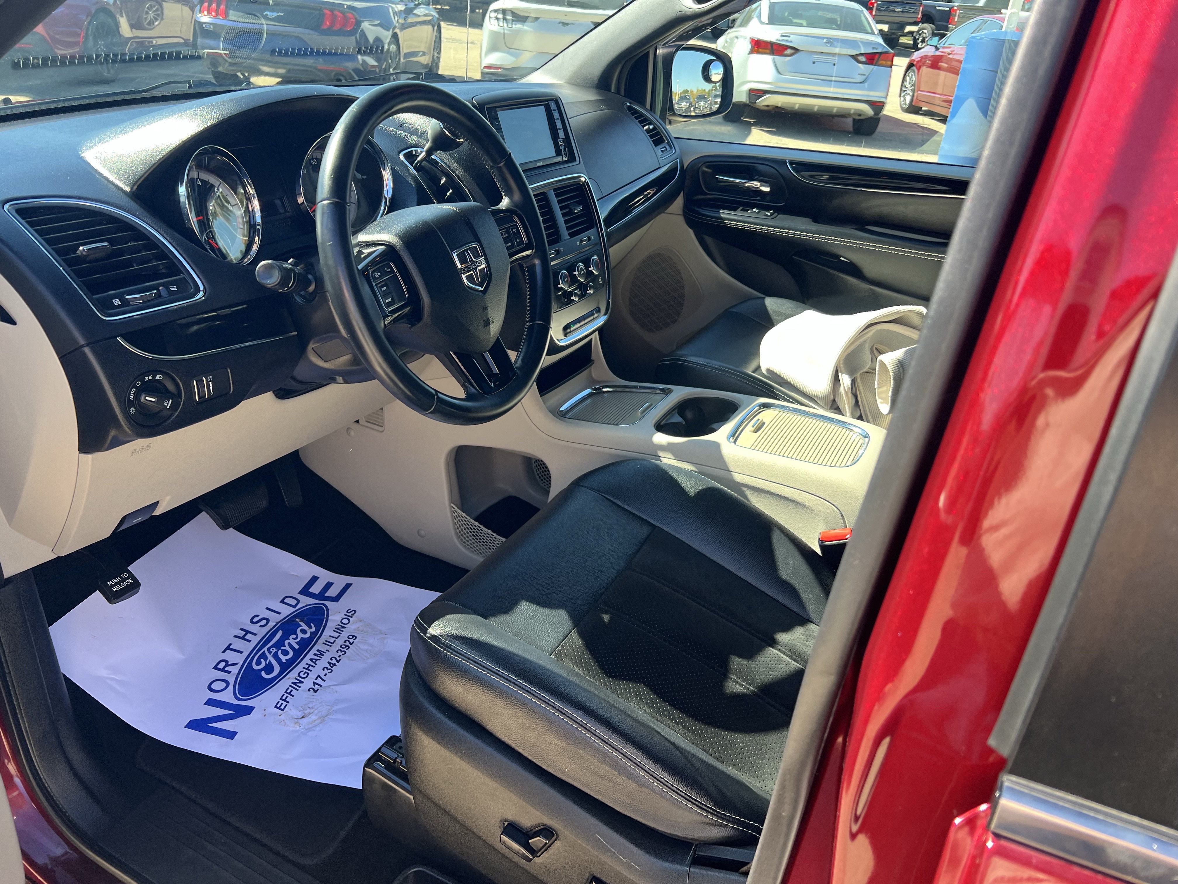 Used 2017 Dodge Grand Caravan SXT FWD image 11