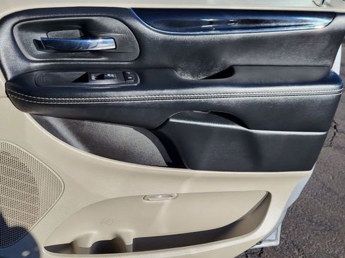 Used 2019 Dodge Grand Caravan SXT image 19