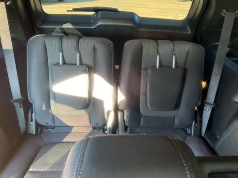 Used 2018 Ford Explorer XLT image 30