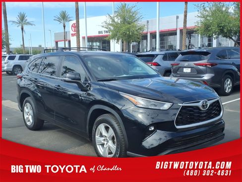 Used 2023 Toyota Highlander LE FWD image 1