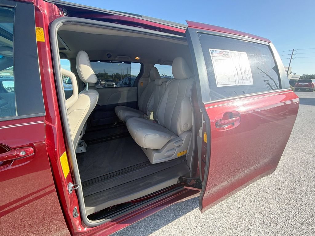 Used 2014 Toyota Sienna XLE FWD image 28