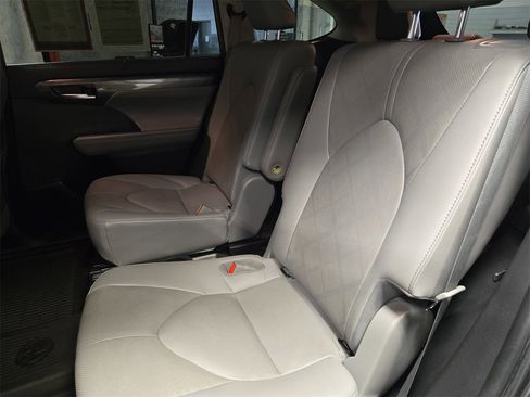 Used 2020 Toyota Highlander Platinum image 14