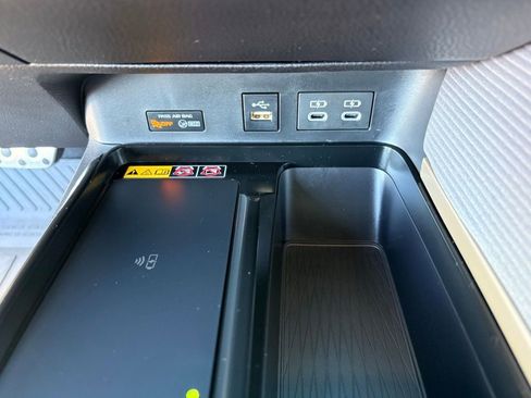 Used 2025 Toyota Camry SE w/ Convenience Package image 19