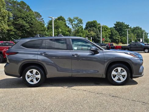 Used 2024 Toyota Highlander LE FWD image 7