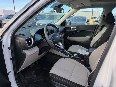 Certified 2025 Hyundai Venue SEL image 10