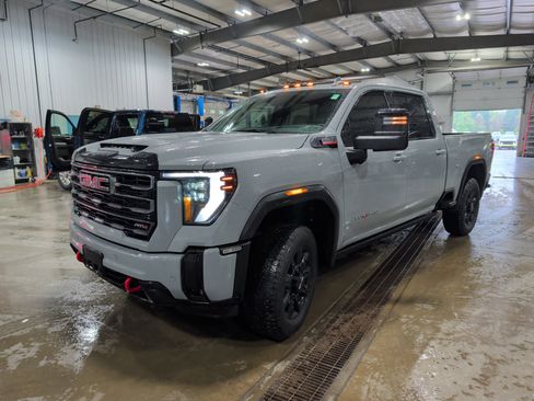 Used 2025 GMC Sierra 2500 AT4 w/ AT4 Premium Plus Package AWD/4WD image 6