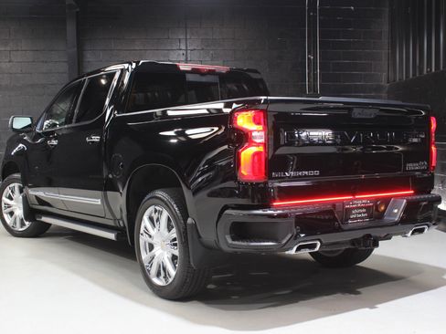 Used 2025 Chevrolet Silverado 1500 High Country w/ High Country Premium Package AWD/4WD image 9