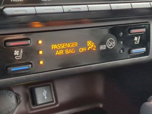 Used 2022 Toyota RAV4 Limited image 23