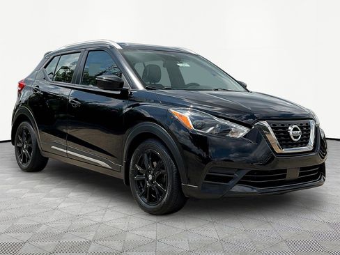 Used 2020 Nissan Kicks SR w/ SR Premium Package FWD image 3