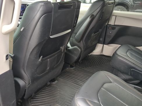 Used 2018 Chrysler Pacifica Touring-L Plus image 21