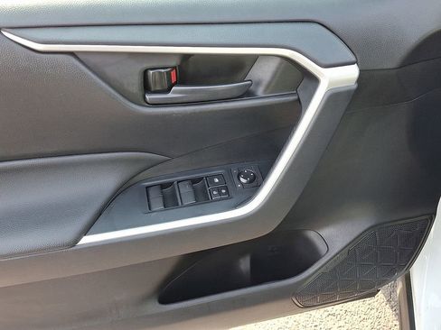 Used 2021 Toyota RAV4 LE AWD/4WD image 13