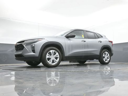 Used 2025 Chevrolet Trax LS image 36