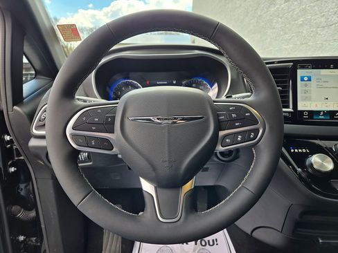 Used 2026 Chrysler Pacifica Select FWD image 17