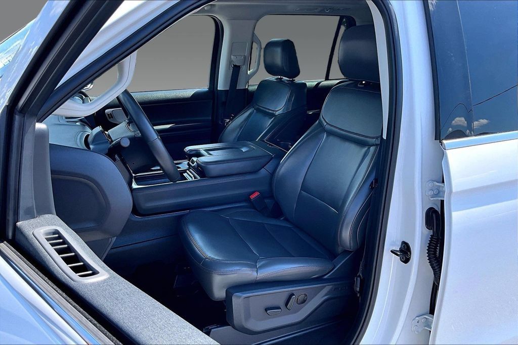 Used 2025 Ford Expedition Active RWD image 14