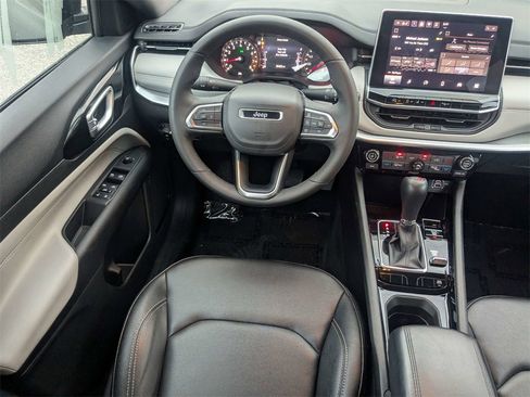 Used 2025 Jeep Compass Limited image 17