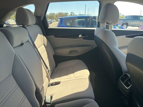 Used 2017 Kia Sorento LX image 12