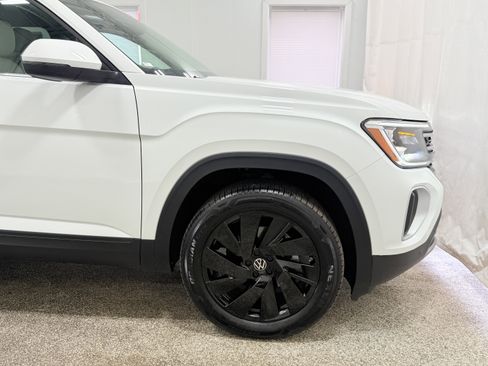 Used 2025 Volkswagen Atlas SE w/ Black Wheel Package image 30