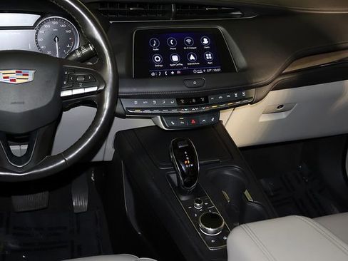 Used 2023 Cadillac XT4 Luxury w/ Cold Weather Package FWD image 16