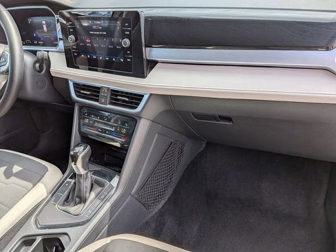 Used 2025 Volkswagen Taos SE image 29