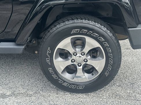 Used 2018 Jeep Wrangler Sahara w/ Connectivity Group AWD/4WD image 18