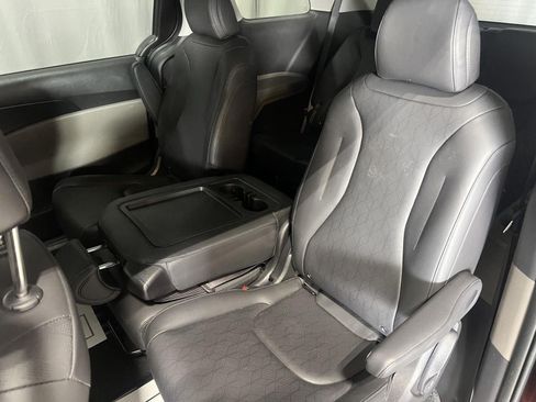 Used 2026 Kia Carnival FWD image 20