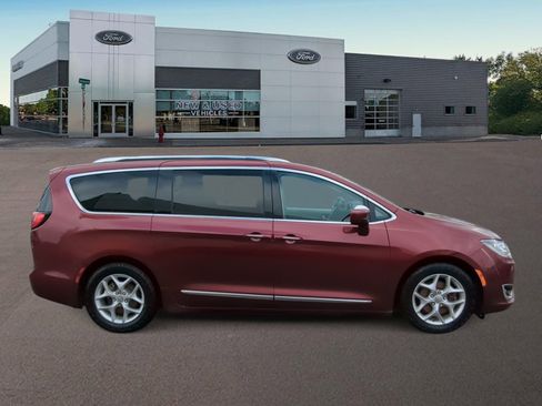 Used 2018 Chrysler Pacifica Touring-L Plus image 12