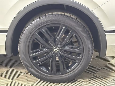 Used 2022 Volkswagen Tiguan SE R-Line image 25