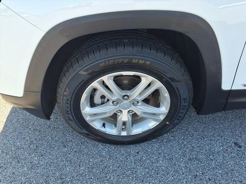 Used 2023 GMC Terrain SLE w/ Driver Convenience Package image 6