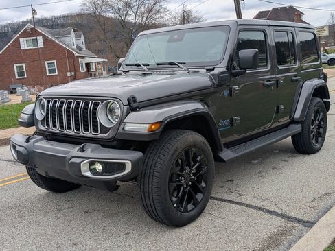 Used 2025 Jeep Wrangler Unlimited Sahara image 8