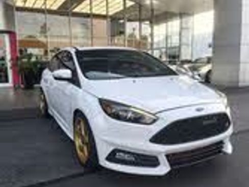 Used 2017 Ford Focus ST w/ Equipment Group 402A FWD image 17