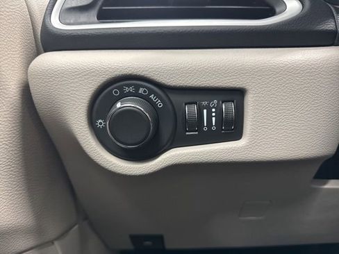 Used 2023 Chrysler Voyager LX image 40