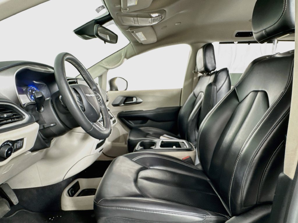 Used 2023 Chrysler Pacifica Touring-L FWD image 10