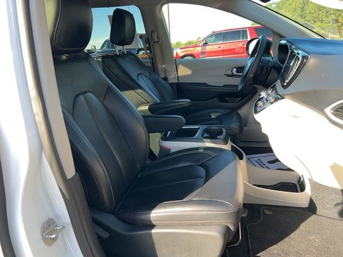 Used 2024 Chrysler Pacifica Touring-L image 24