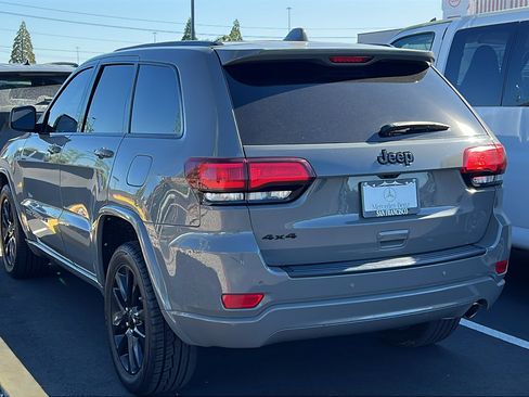 Used 2022 Jeep Grand Cherokee Laredo X AWD/4WD image 2